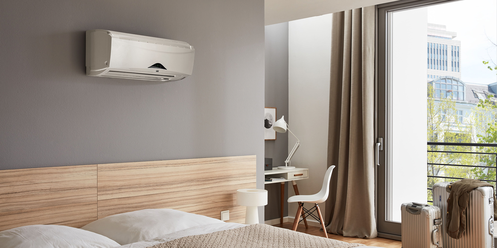 Paar entspannt unter einer modernen Klimaanlage im Wohnzimmer.